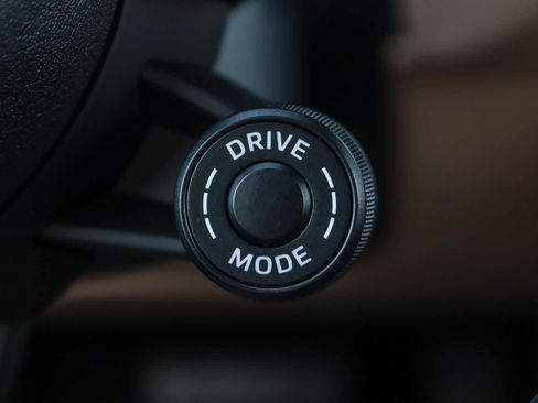 Used 2025 Porsche Cayenne image 22