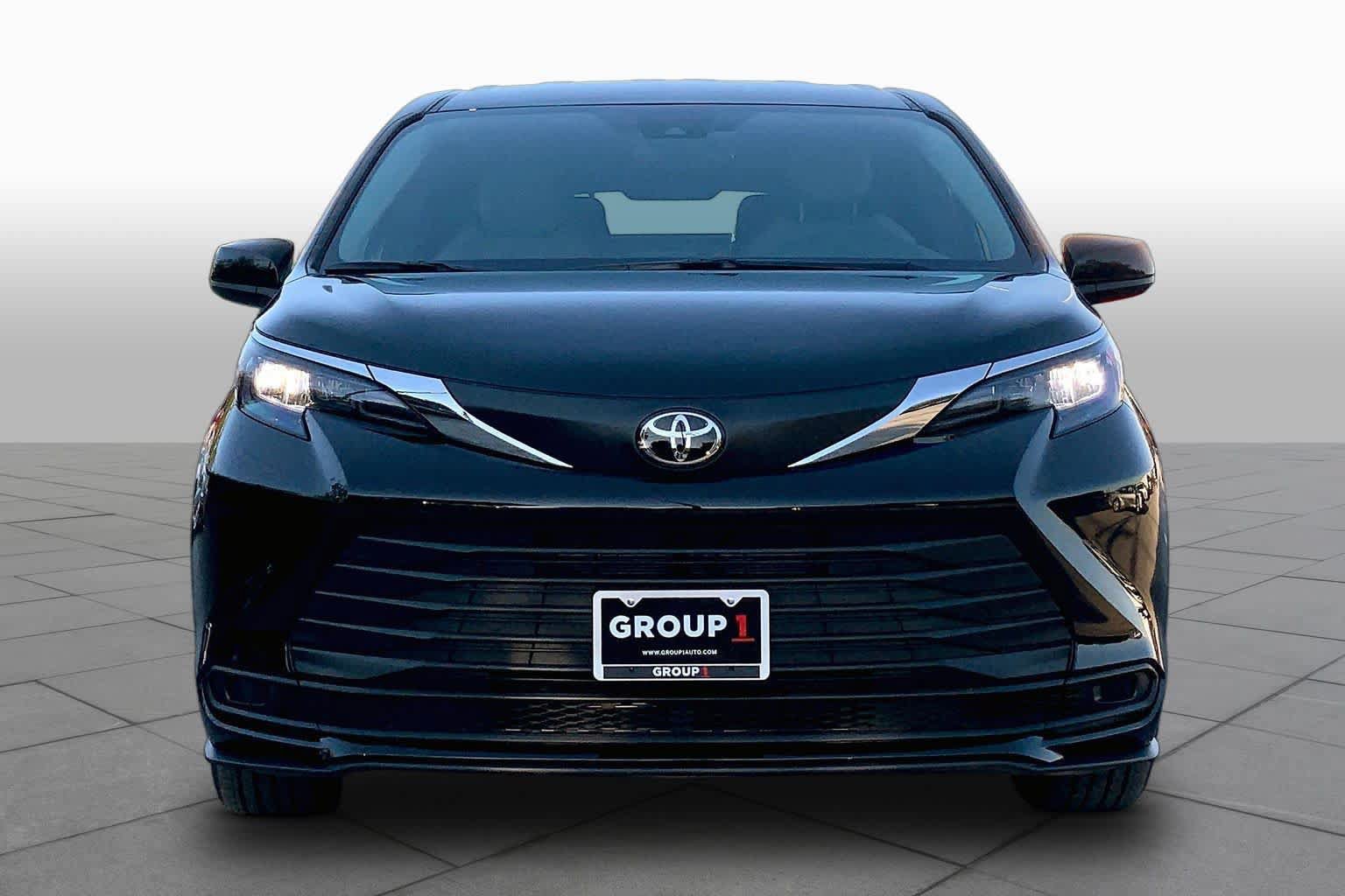 Used 2026 Toyota Sienna LE FWD image 3