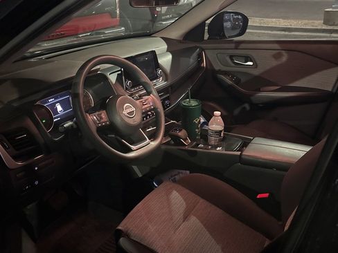 Used 2023 Nissan Rogue SV image 6