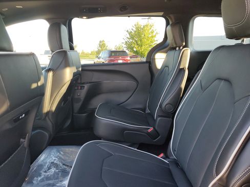 New 2026 Chrysler Pacifica Limited w/ S Appearance Package image 9