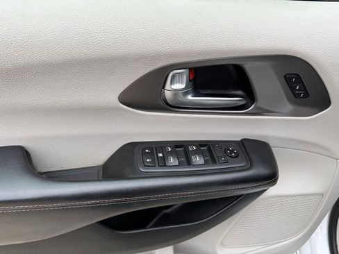 Used 2020 Chrysler Pacifica Touring-L image 22