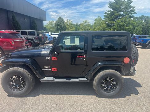 Used 2015 Jeep Wrangler Sahara AWD/4WD image 6