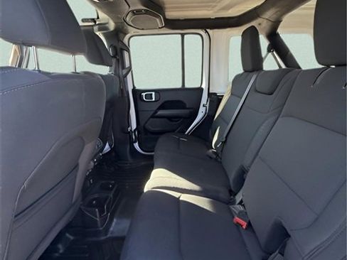 Used 2018 Jeep Wrangler Unlimited Sahara image 23