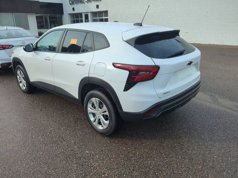 Used 2025 Chevrolet Trax LS w/ Driver Confidence Package FWD image 6