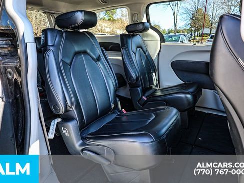 Used 2023 Chrysler Pacifica Touring-L image 24
