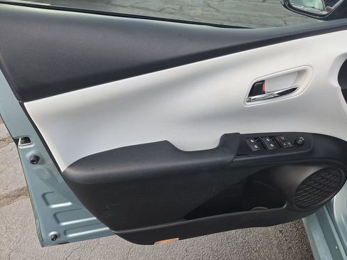 Used 2018 Toyota Prius Three image 11