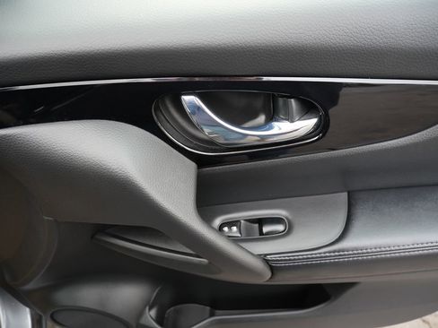 Used 2020 Nissan Rogue Sport SV image 18