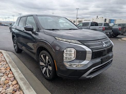 Used 2025 Mitsubishi Outlander SE image 3