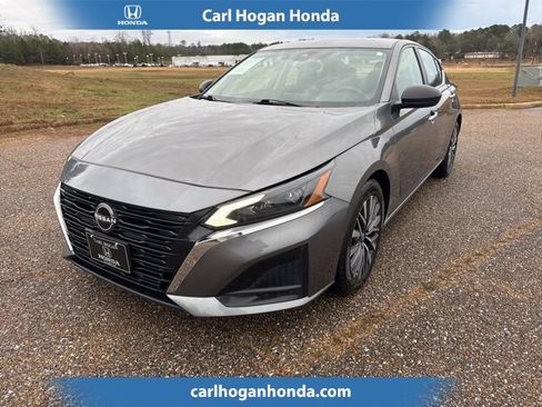 Used 2024 Nissan Altima 2.5 SV image 1