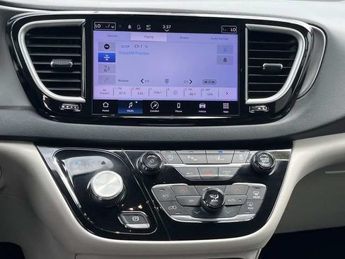 Used 2023 Chrysler Pacifica Touring-L FWD image 15