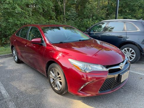 Used 2016 Toyota Camry SE w/ Moonroof Package FWD image 3