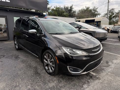 Used 2017 Chrysler Pacifica Limited FWD image 3