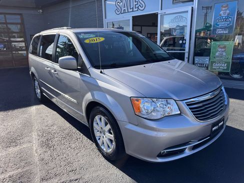 Used 2015 Chrysler Town & Country Touring FWD image 3