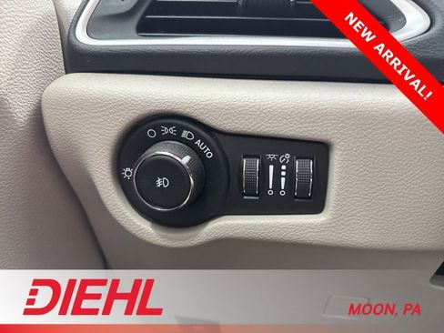 Used 2019 Chrysler Pacifica Touring-L w/ Advanced Safetytec Group FWD image 23
