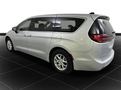 Used 2023 Chrysler Pacifica Touring-L image 31