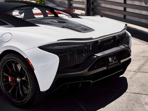 Used 2024 McLaren Artura RWD image 11
