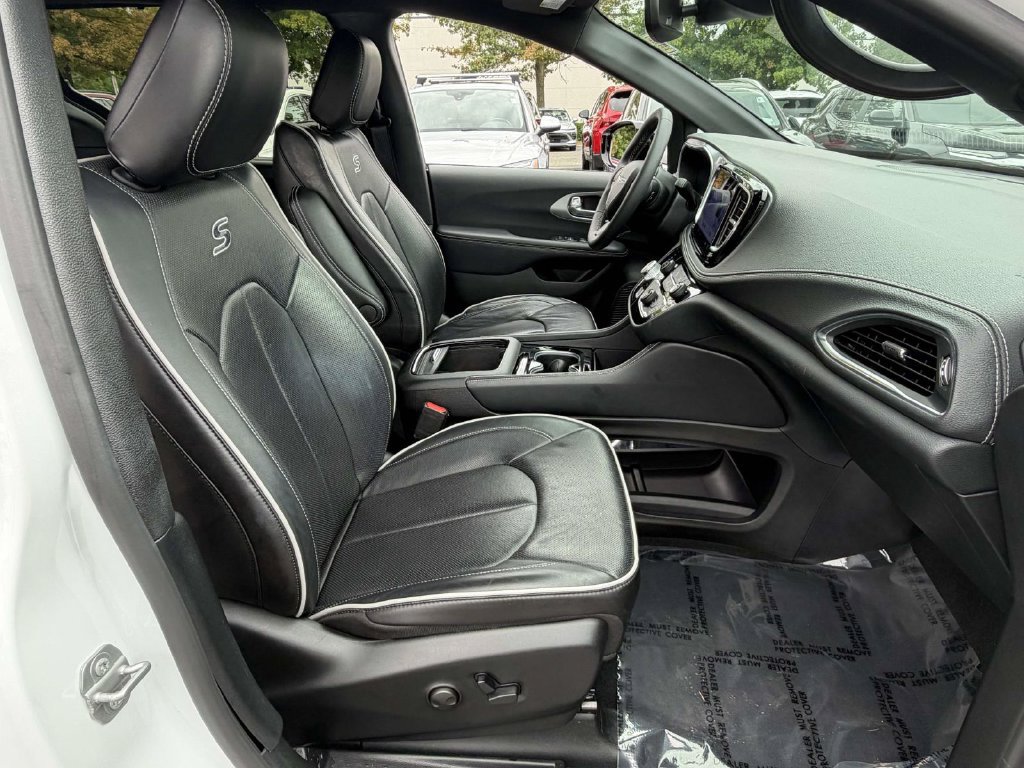Used 2025 Chrysler Pacifica Limited FWD image 9