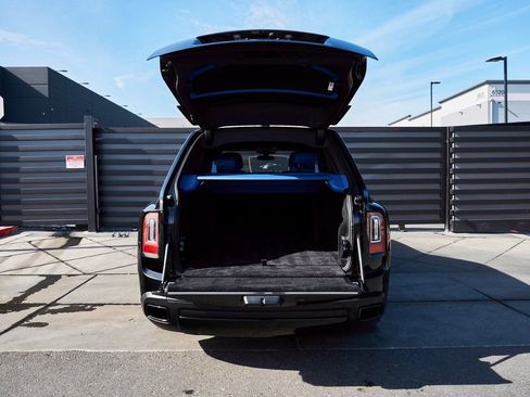 Used 2021 Rolls-Royce Cullinan Black Badge image 19