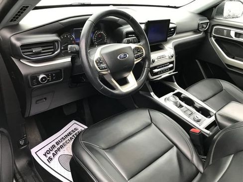 Used 2023 Ford Explorer XLT image 4