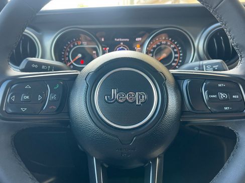 Used 2023 Jeep Gladiator Sport AWD/4WD image 22