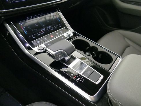Used 2024 Audi Q8 Premium image 21
