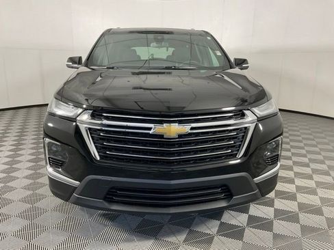 Used 2023 Chevrolet Traverse LT FWD image 2