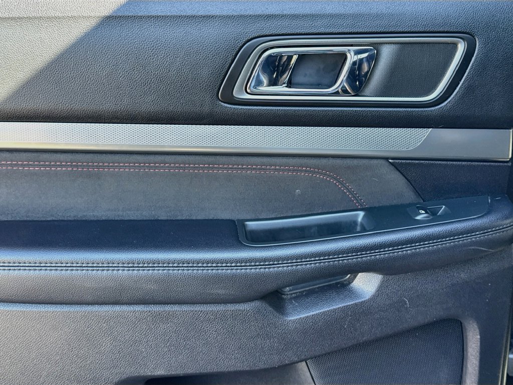 Used 2018 Ford Explorer XLT w/ Equipment Group 202A FWD image 30