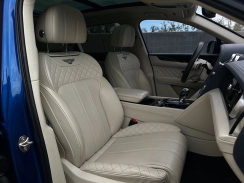 Used 2017 Bentley Bentayga AWD/4WD image 31