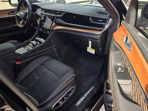 New 2025 Jeep Grand Cherokee Summit image 8