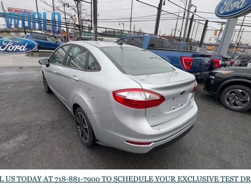 Used 2015 Ford Fiesta SE image 3