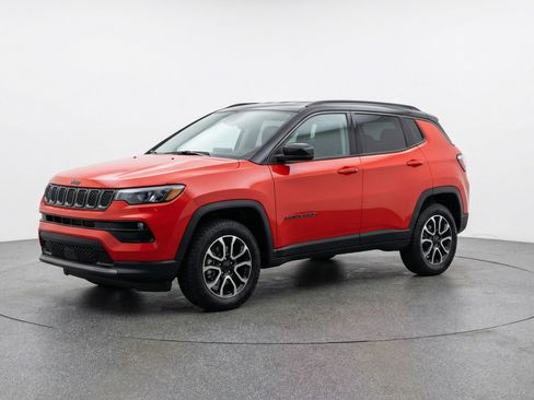 Used 2025 Jeep Compass Trailhawk AWD/4WD image 3