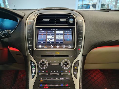 Used 2019 Lincoln Nautilus Reserve image 21