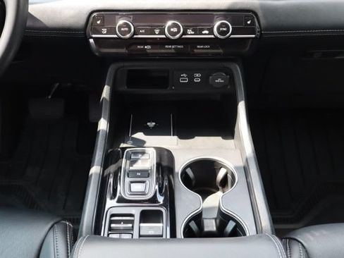 Used 2025 Honda Pilot Touring image 12