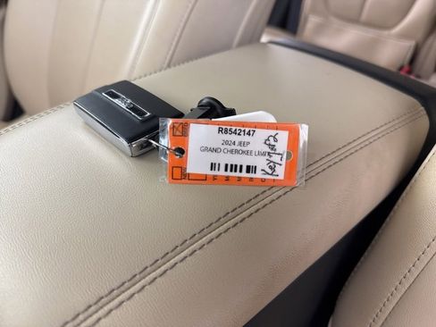 Used 2024 Jeep Grand Cherokee Limited w/ Luxury Tech Group II image 28