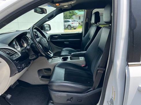 Used 2017 Dodge Grand Caravan SXT FWD image 4
