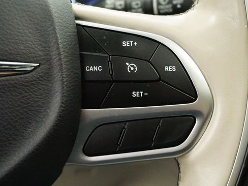 Certified 2018 Chrysler Pacifica Limited image 32