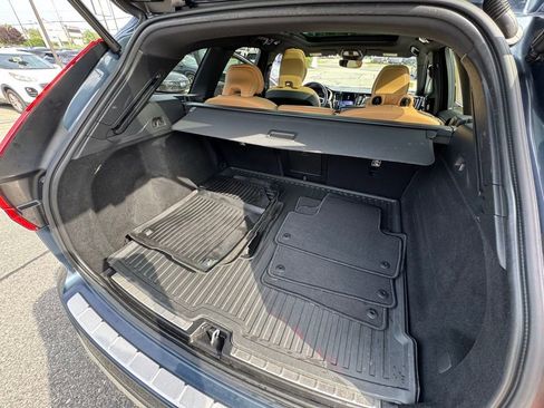 Used 2022 Volvo XC60 B5 Inscription w/ Climate Package image 32