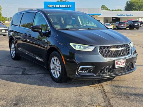 Used 2023 Chrysler Pacifica Touring-L FWD image 18