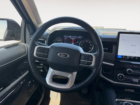 Used 2023 Ford Expedition XLT image 12