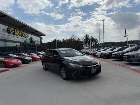 Used 2017 Toyota Camry LE image 8