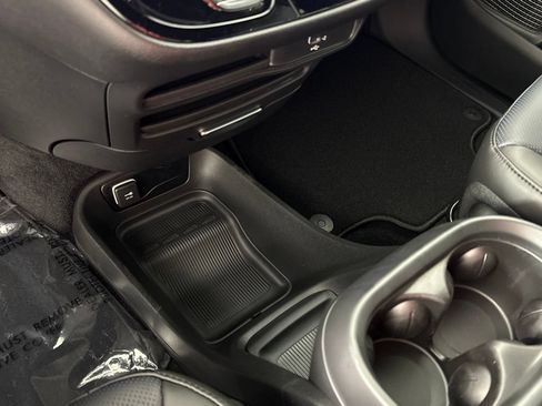 New 2027 Chrysler Pacifica Select FWD image 39