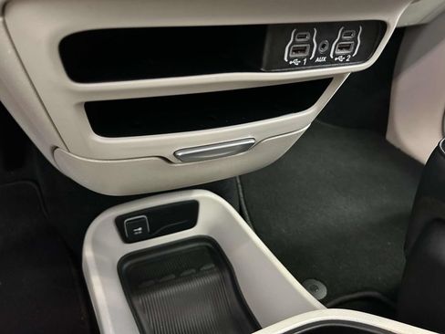 Used 2024 Chrysler Pacifica Touring-L FWD image 21