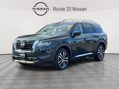 Used 2023 Nissan Pathfinder Platinum image 2