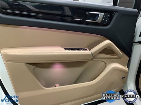 Used 2022 Porsche Cayenne w/ Premium Package image 27