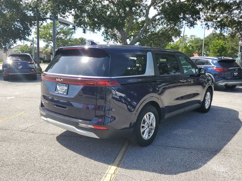 Used 2022 Kia Carnival LX image 4