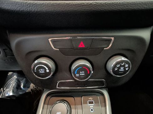 Used 2018 Jeep Compass Latitude image 23