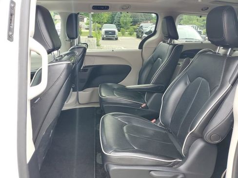 Used 2021 Chrysler Pacifica Limited w/ Uconnect Theater Family Group FWD image 35