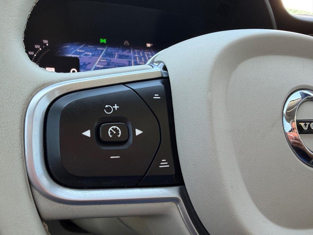 Used 2022 Volvo XC60 B5 Momentum AWD/4WD image 28