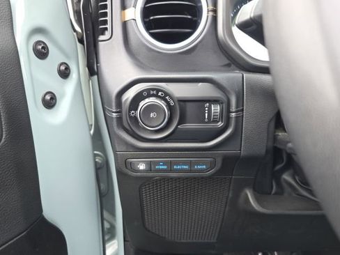 Used 2024 Jeep Wrangler Unlimited Sahara AWD/4WD image 19