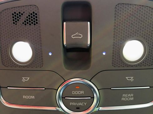 Used 2015 Kia K900 Luxury RWD image 24